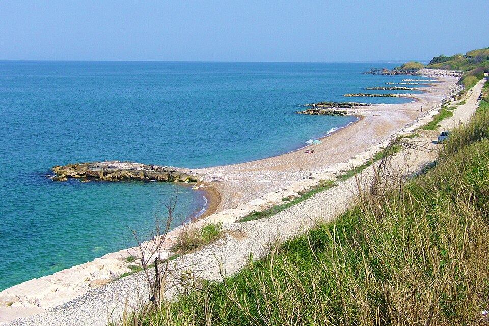 Tratto di spiaggia della Costa dei Trabocchi con mare limpido, scogliere e litorale di ciottoli in Abruzzo.