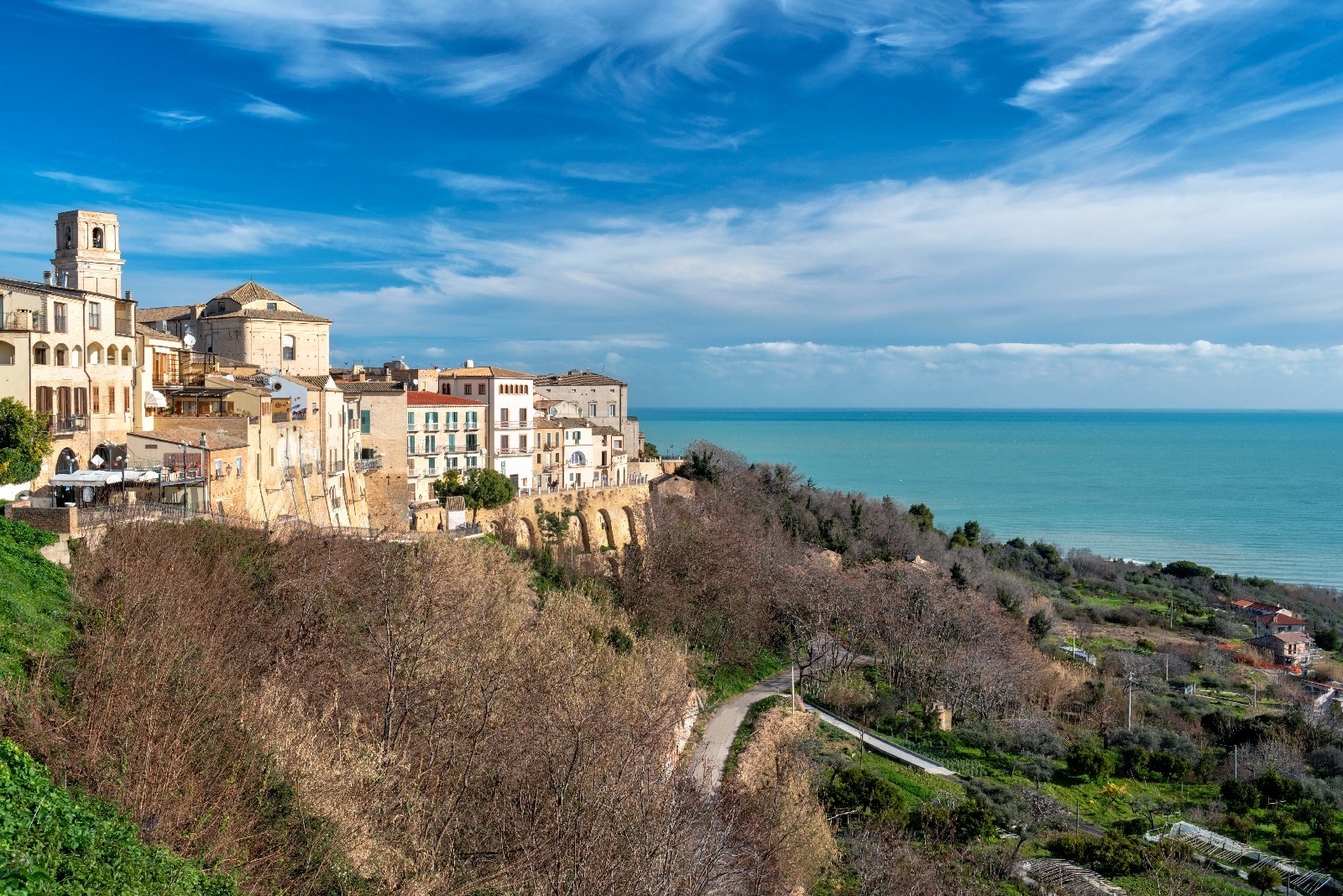 Panorama di Vasto Alta con edifici storici e vista sul mare Adriatico in Abruzzo.