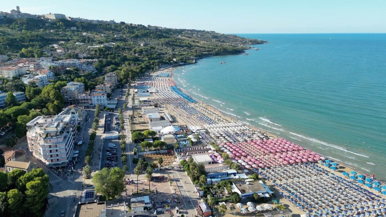 Vista aerea della spiaggia di Vasto Marina con stabilimenti balneari, mare Adriatico e lungomare, meta ideale per una vacanza a Vasto Marina.