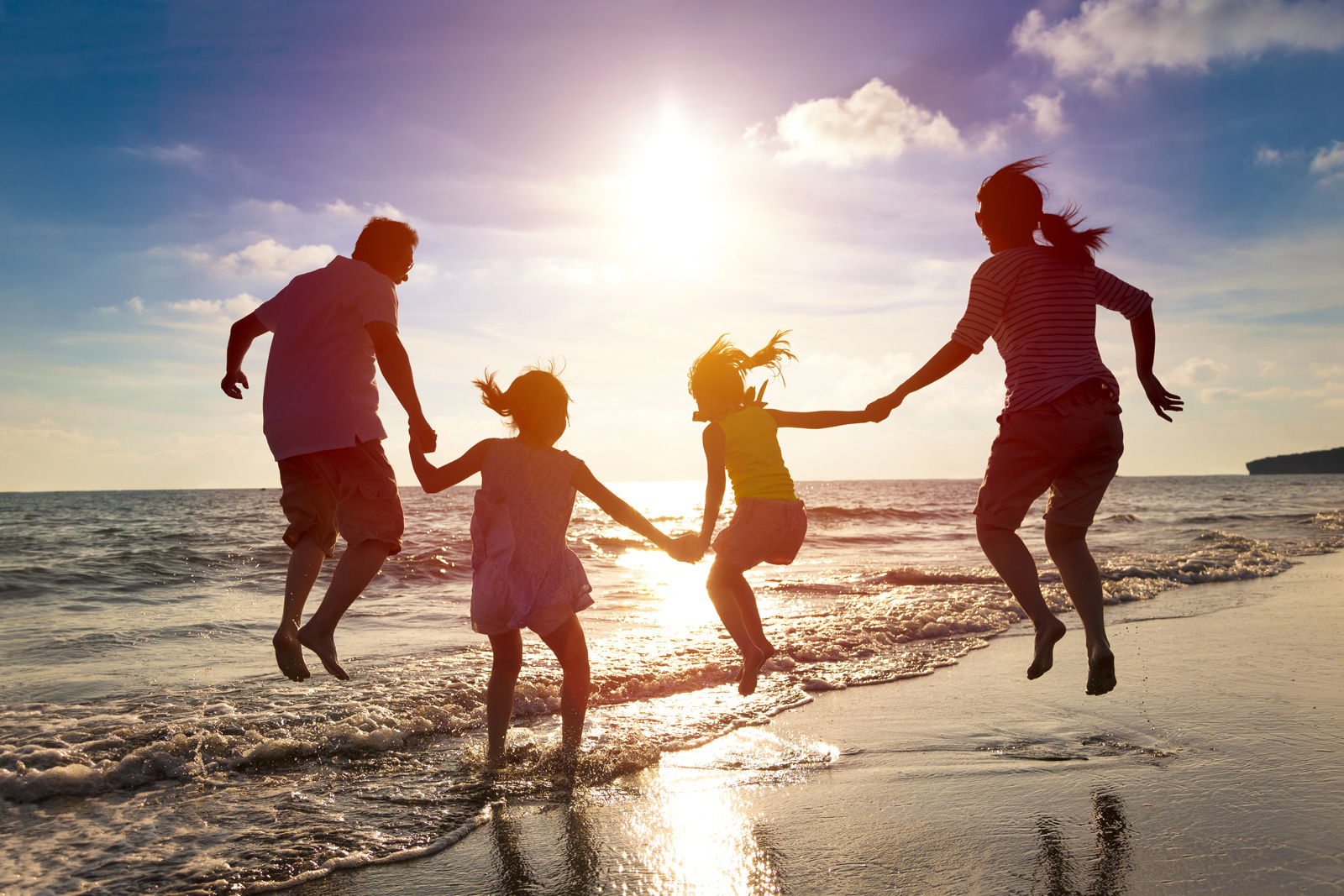 Famiglia con bambini che gioca sulla spiaggia di Vasto Marina al tramonto